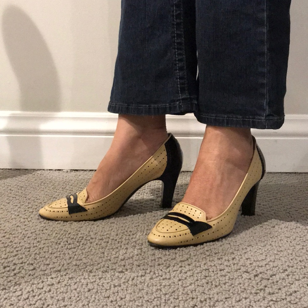 CHANEL MOCASSIN LOFERS BEIGE AND BLACK..